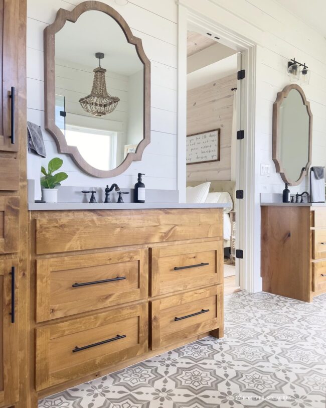 Clean and Bright Rustic Bathroom Design