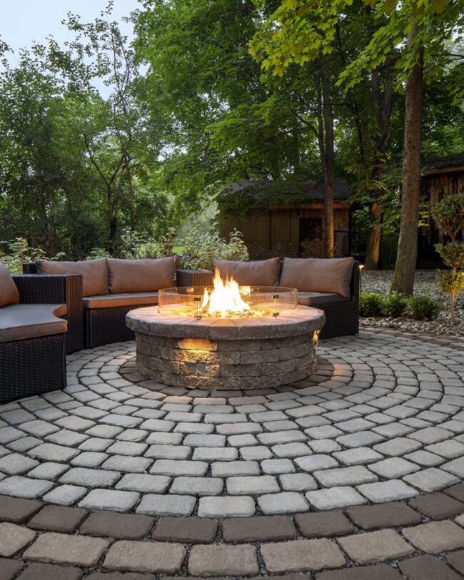 What’s the Secret to Designing a Cozy Backyard with a Modern Fire Pit?