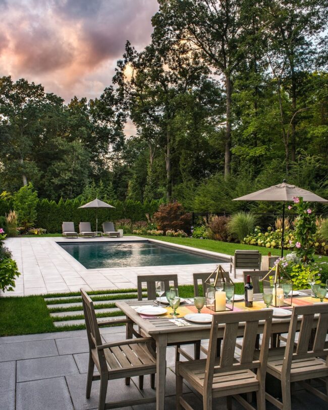 Refined Poolside Dining Experience