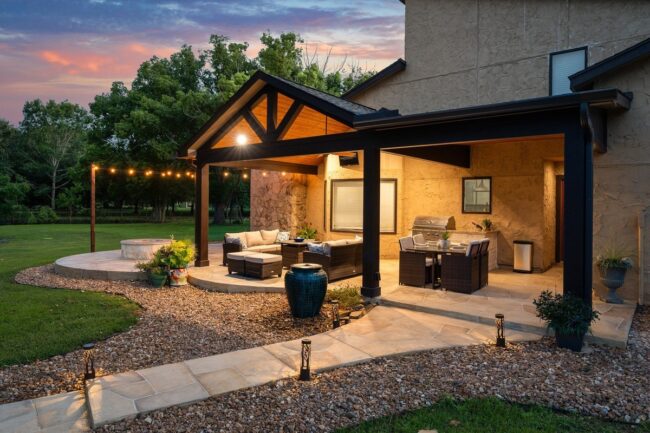 Stylish Enclosed Outdoor Retreat