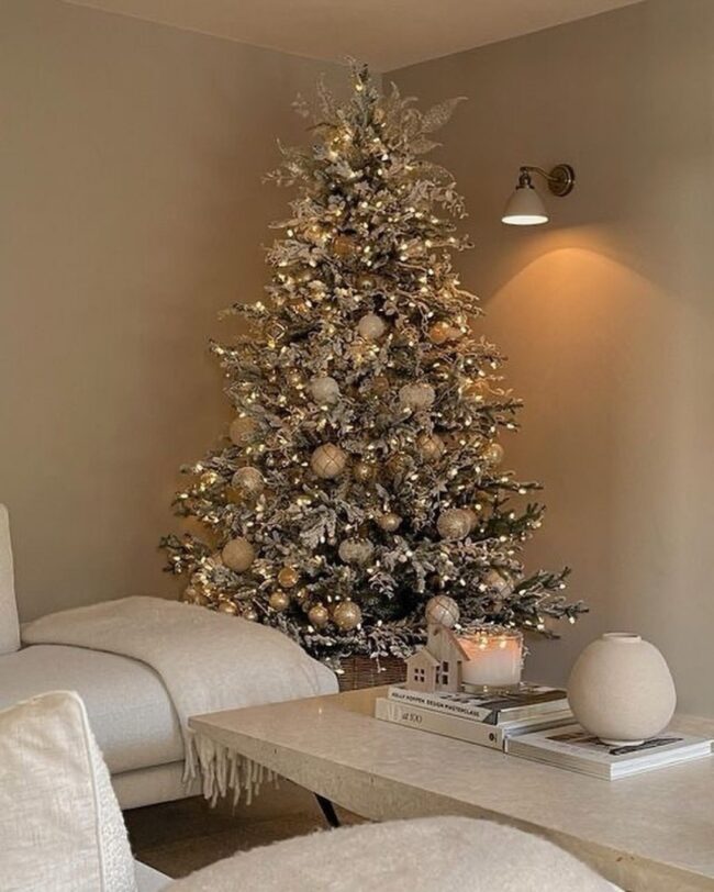 A Bold Minimalist Tree with a Modern Look