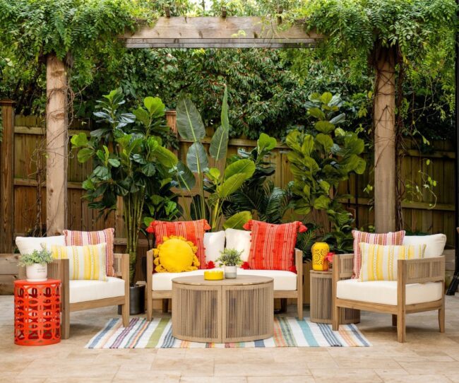 Lively Garden Patio Retreat