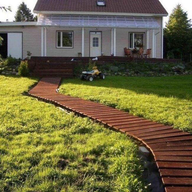 Graceful Curved Wooden Paths