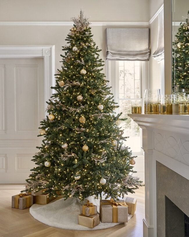 A Classic Gold Tree with Elegant Details