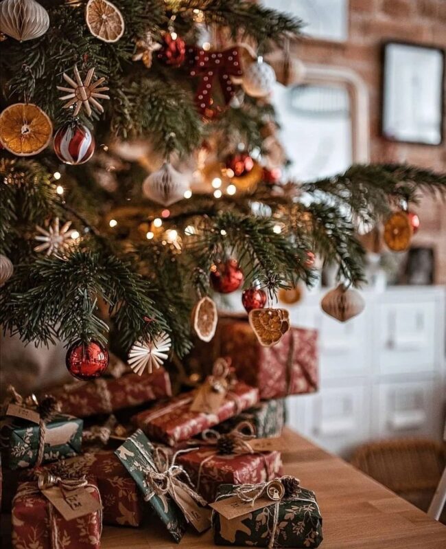 A Vintage Tree with a Classic Holiday Touch