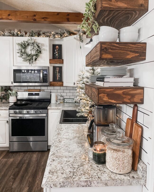 Warm and Inviting Farmhouse Kitchen Ambiance