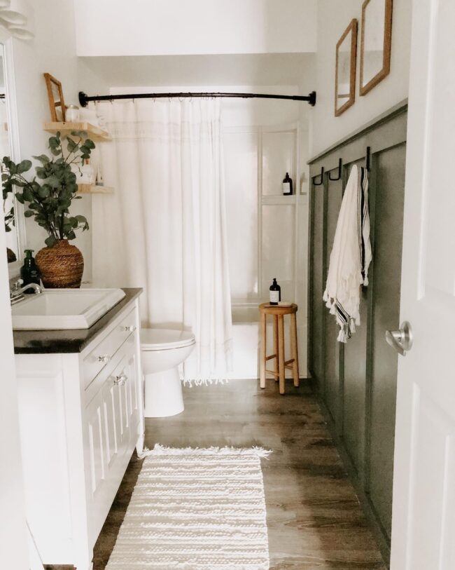 Cozy Bathroom with Green Accents