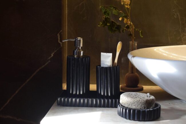 Elegant Black Ribbed Bathroom Set