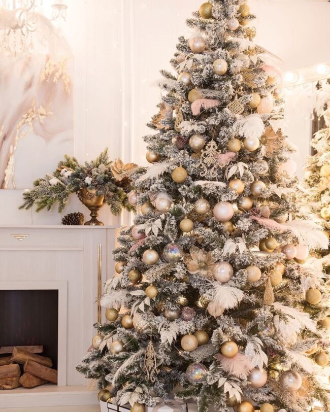 A Neutral Holiday Tree with Timeless Charm