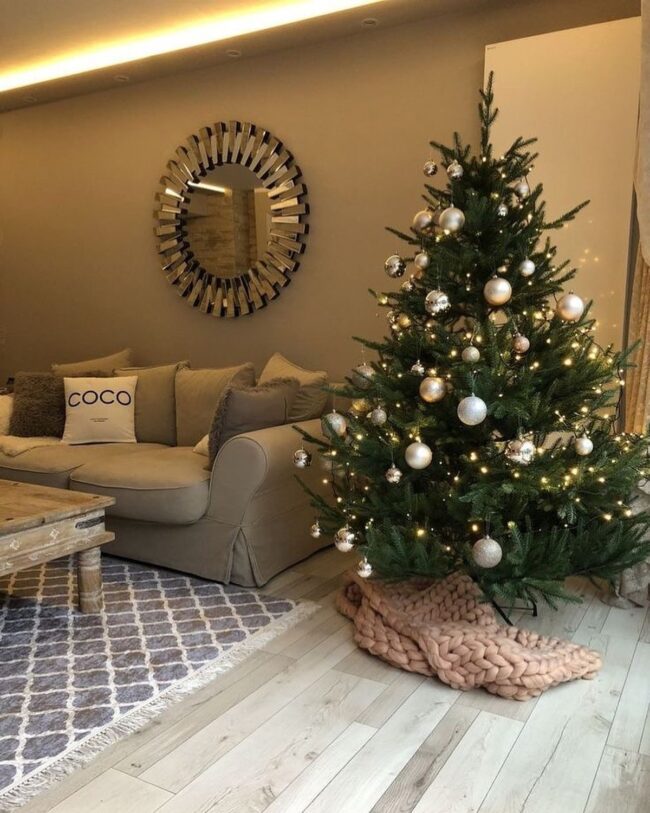 A Minimalist Tree with Cozy Holiday Accents