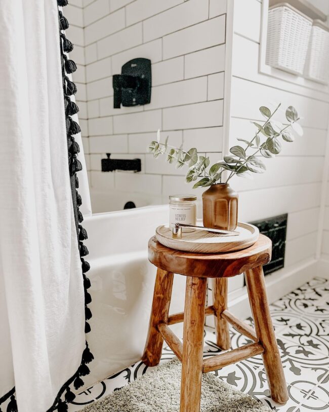 Simple Bathroom with Natural Elegance