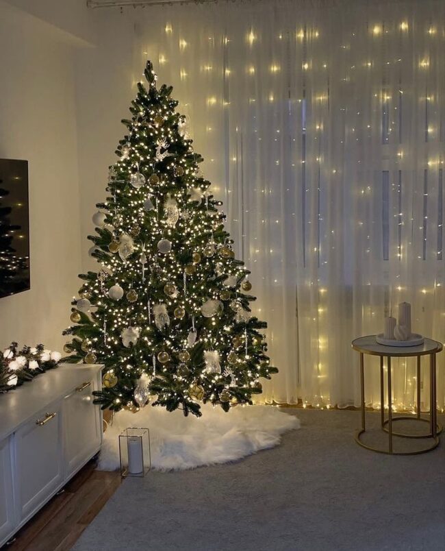 A Sleek & Simple Holiday Tree with Modern Flair