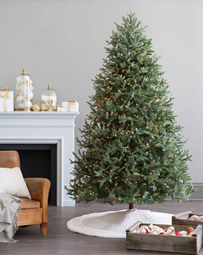 A Warm & Inviting Tree with Natural Accents