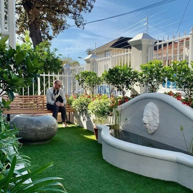 Tranquil Front Yard Green Oasis