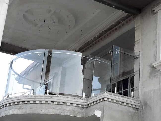 Curved Glass Balcony Style