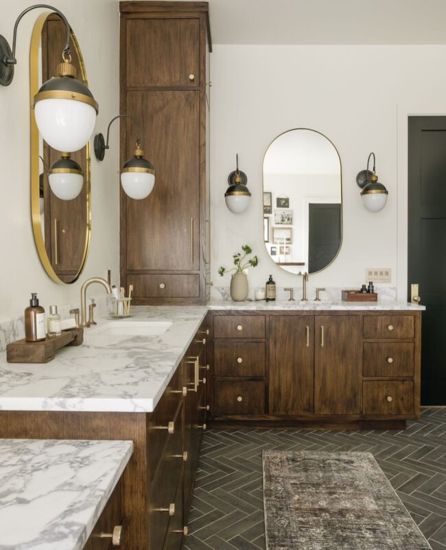 Marble and Wood Fusion in Bathrooms