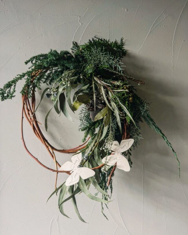 A Minimalist Wreath with a Fresh Natural Look