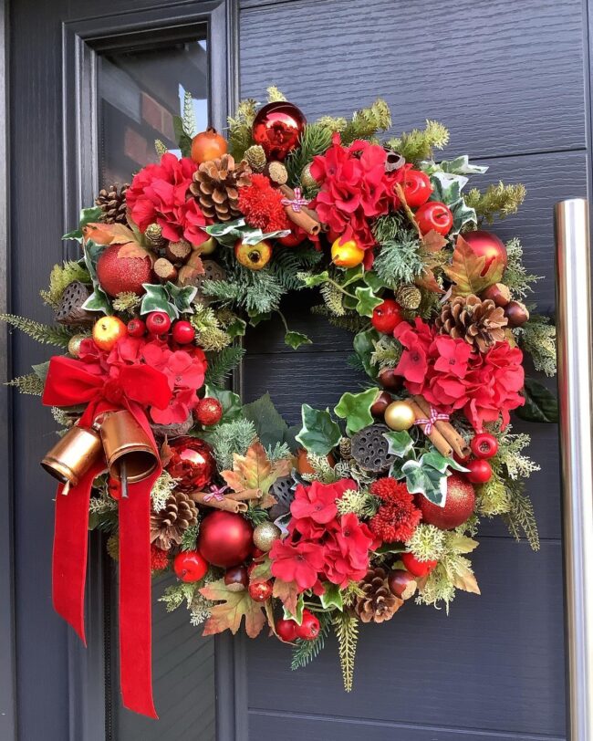 A Festive Red & Gold Wreath for a Bold Look