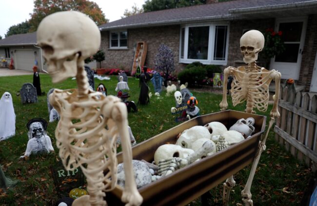 Skeleton Grave Diggers at Work