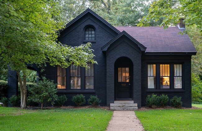 Bold Cottage Design with a Unique Facade